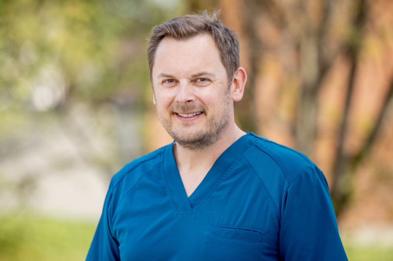 Daglig leder og tannlege Knut Gätzschmann fokuserer på trygghet og godt arbeidsmiljø og bruker mye tid på å utvikle faget og pasientopplevelsene til nye nivåer.